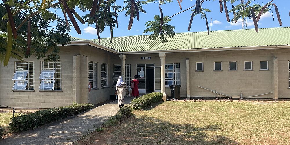 Zwei Studierende betreten die Library des TTC Machinga